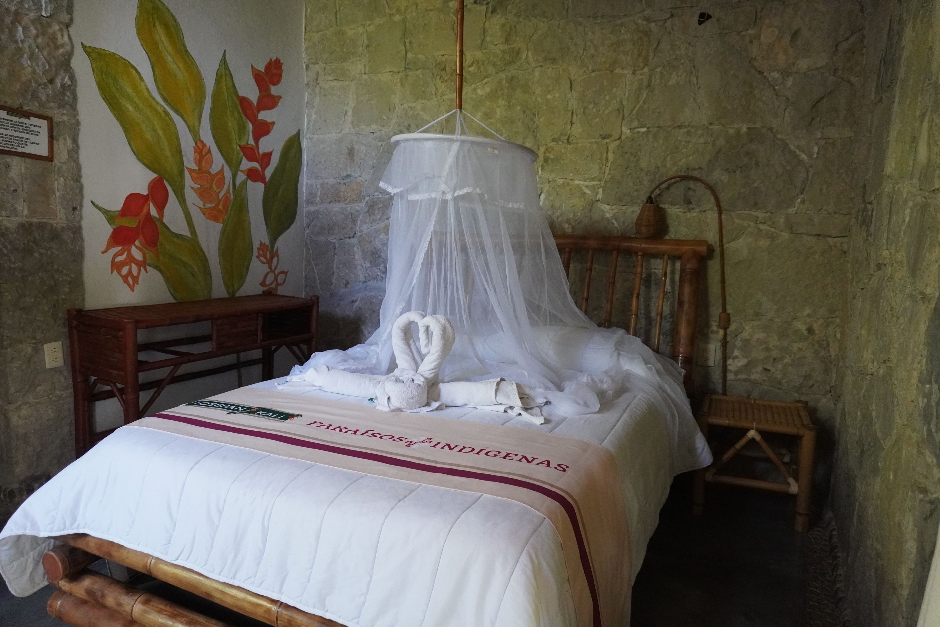 Con 2 camas matrimoniales y 1 cama individual.